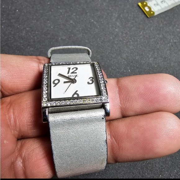 Relic Ladies Quartz Watch Silver Tone Rhinestone Bezel Gray Leather Strap Works - Picture 2 of 9